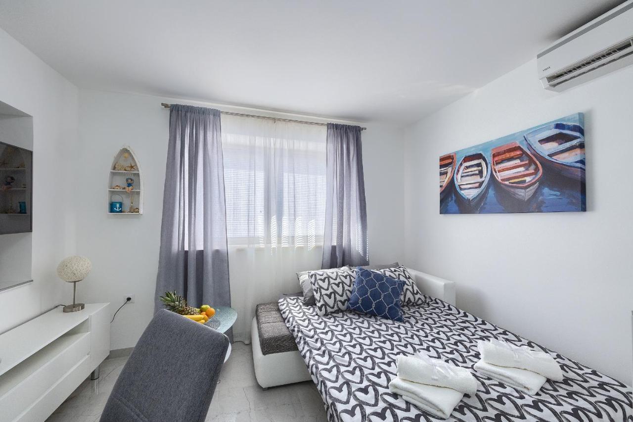 Studio Apartman Luka Pomer Eksteriør bilde