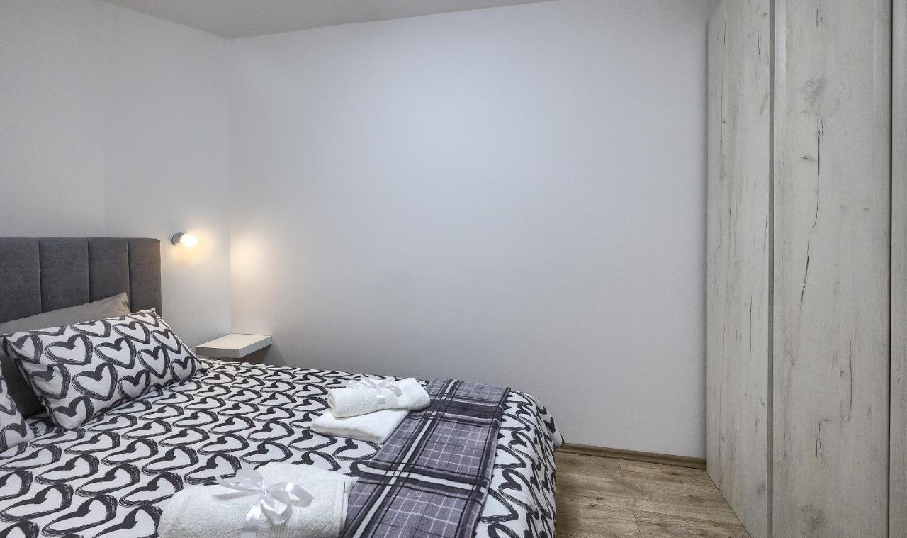 Studio Apartman Luka Pomer Eksteriør bilde