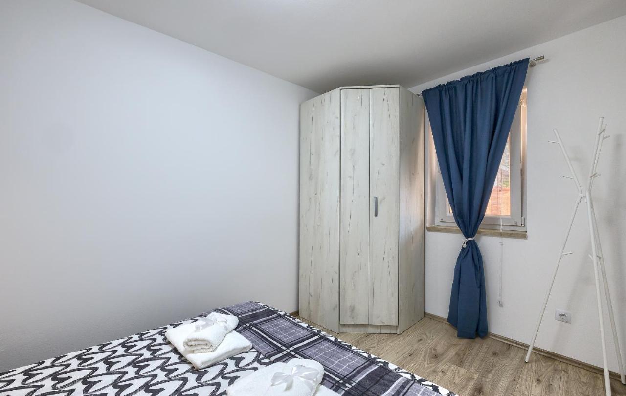 Studio Apartman Luka Pomer Eksteriør bilde